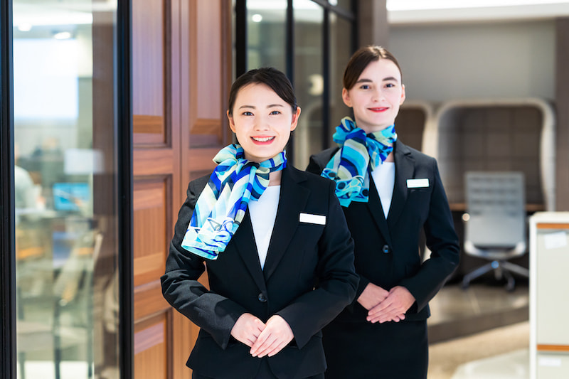 福岡空港航空会社VIPルームサービススタッフ制服着用の女性名