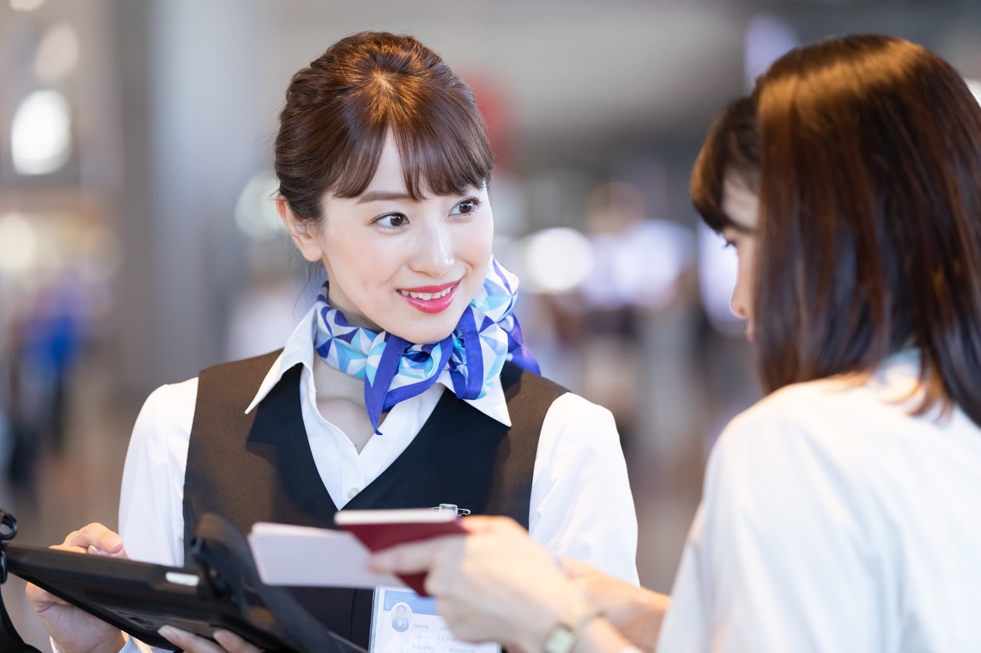 航空会社グランドスタッフ女性とお客様