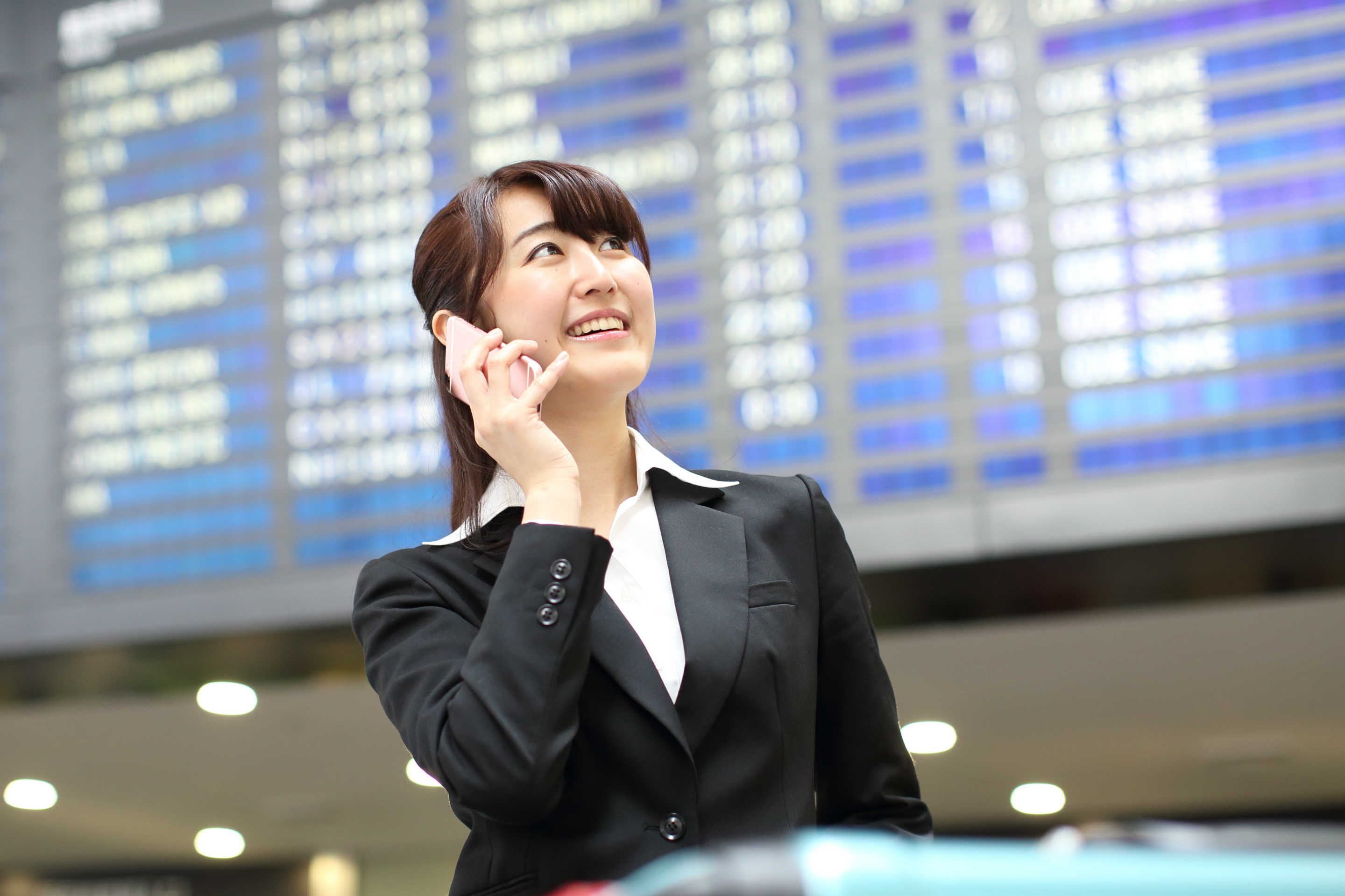 成田空港女性添乗員の電話風景